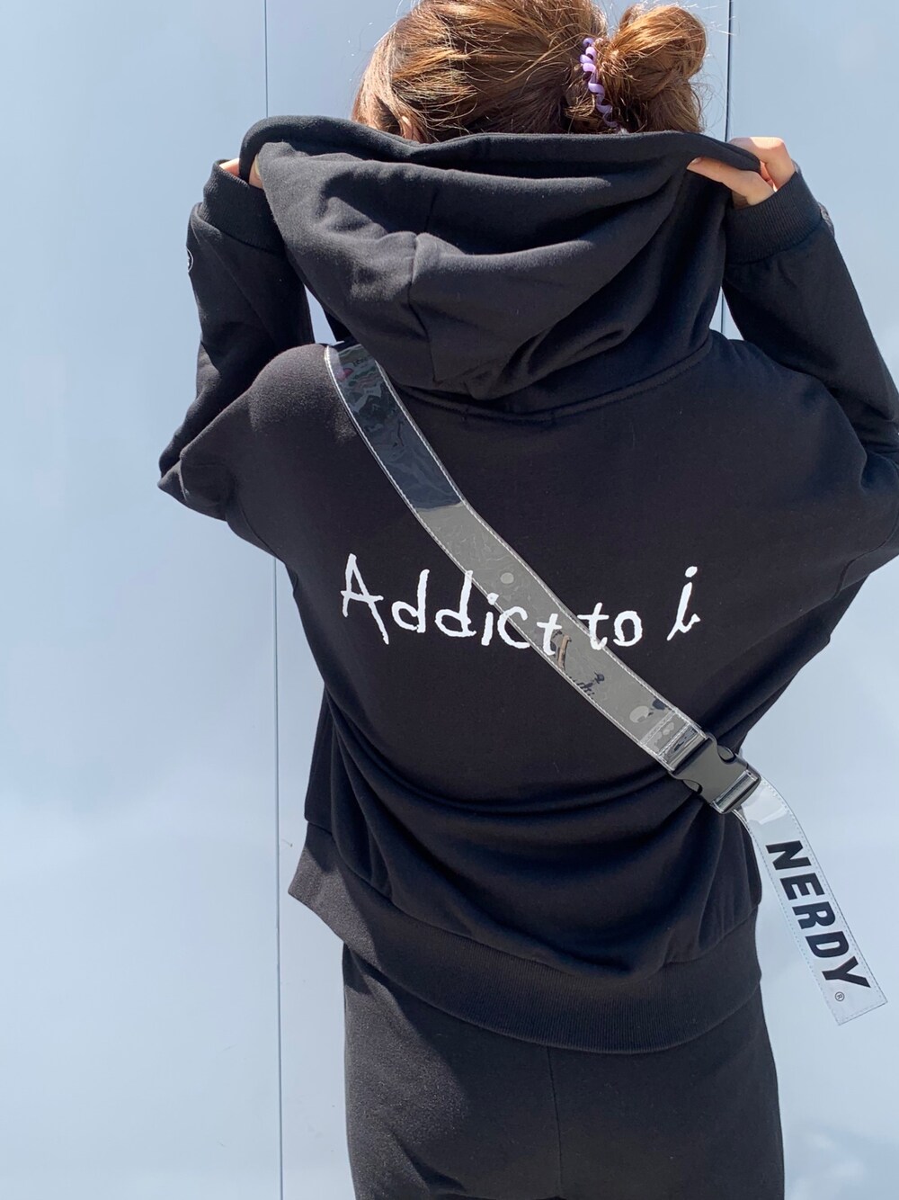 「Heather、nerdy、パーカー、ラインパンツ、クリアバッグ、セットアップ、セットアップスタイル、セットアップ風、アクティブ、ストリート」｜「HeatherのNERDY×Heather バックロゴパーカー 893268（パーカー、ブラック系）」を使った、Mikuさん（レディース・162cm）の夏コーディネートの1枚目の写真