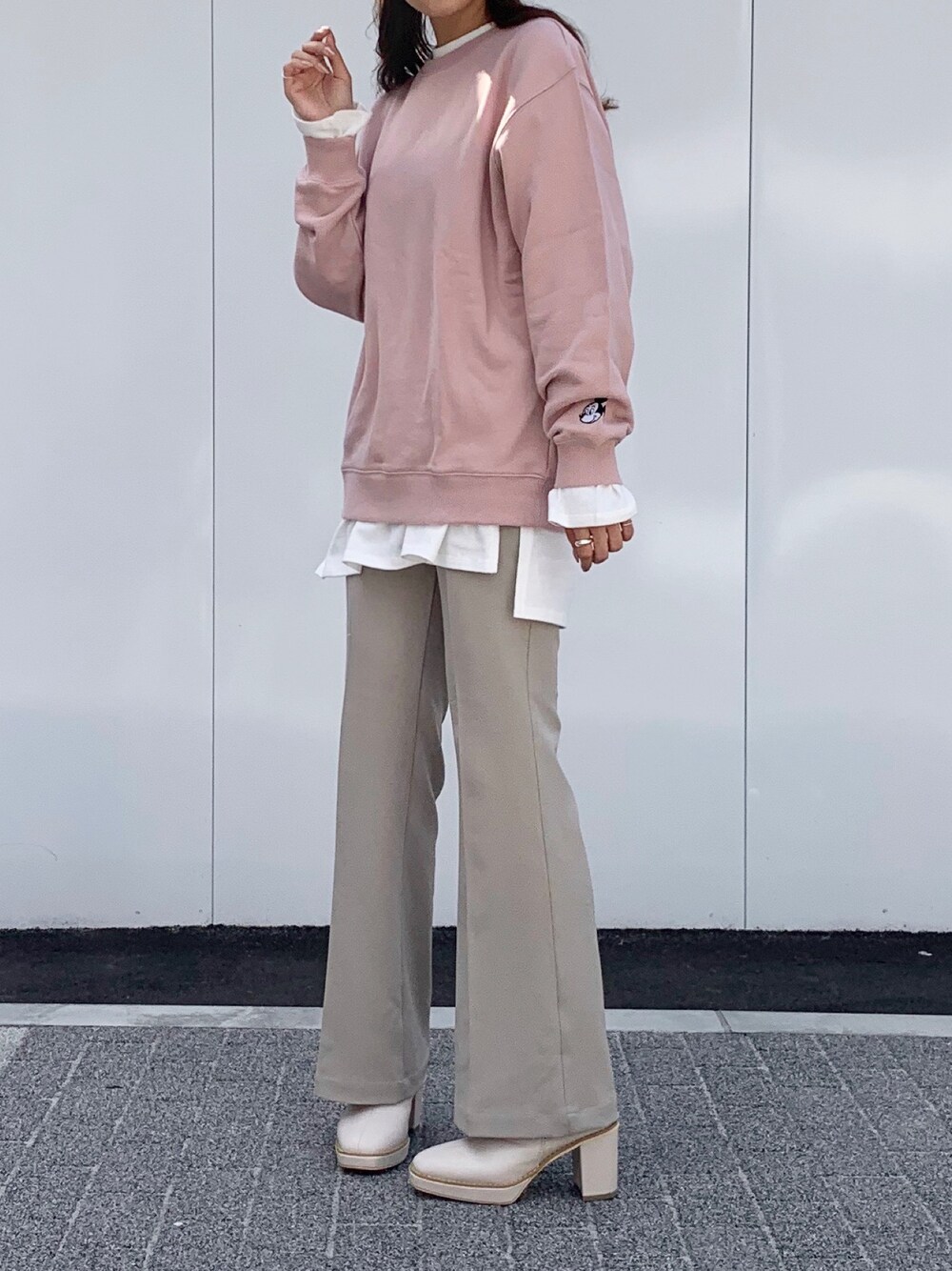 「Heather、へザー、スウェット、スラックス、ディズニー、ディズニーコーデ、ピンクコーデ、カジュアルコーデ、冬コーデ、プチプラ」｜「HeatherのＤｉｓｎｅｙ／マドギワウラケ 921435（スウェット、ベージュ系）」を使った、Mikuさん（レディース・162cm）の秋コーディネートの1枚目の写真