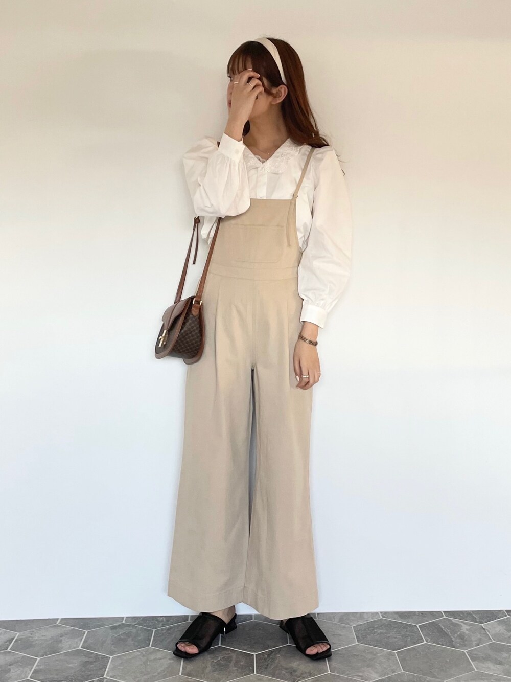 「サロペット、オーバーオール、襟付きトップス、ブラウス、サンダル、カチューシャ、ベージュ、Heather、春コーデ、春カラー」｜「Heatherのフェイクレザーカチューシャ 895000（カチューシャ、ホワイト系）」を使った、Mikuさん（レディース・162cm）の春コーディネートの1枚目の写真