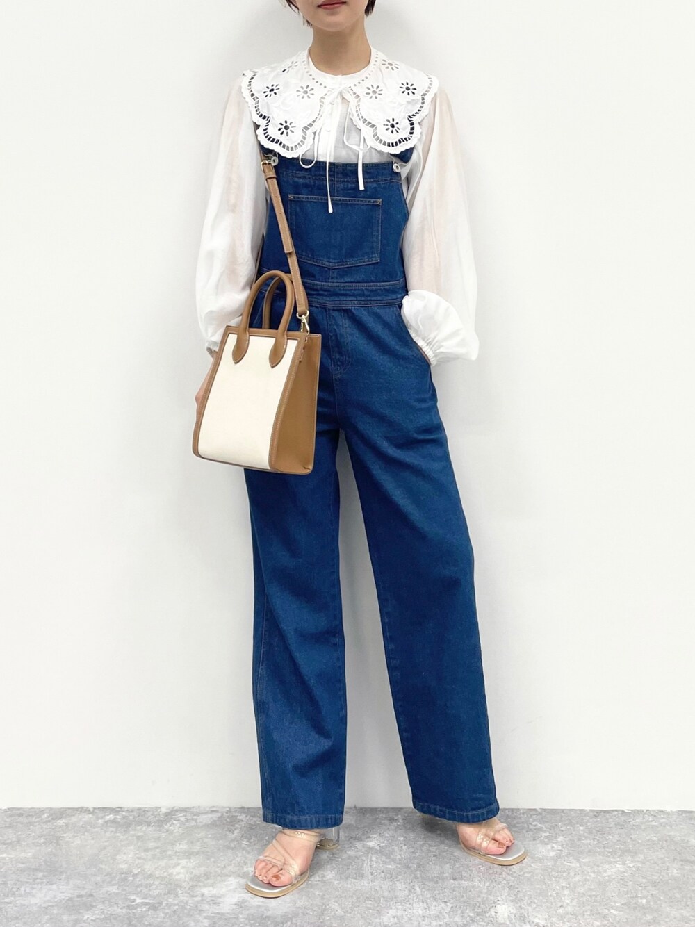 「襟付きトップス、ブラウス、サロペット、オーバーオール、ハンドバッグ、CELINE、クリアサンダル、春コーデ、カジュアル、Heather」｜「Heatherのエリツキソデパフブラウス 941799（シャツ/ブラウス、ホワイト系）」を使った、Mikuさん（レディース・162cm）の春コーディネートの1枚目の写真