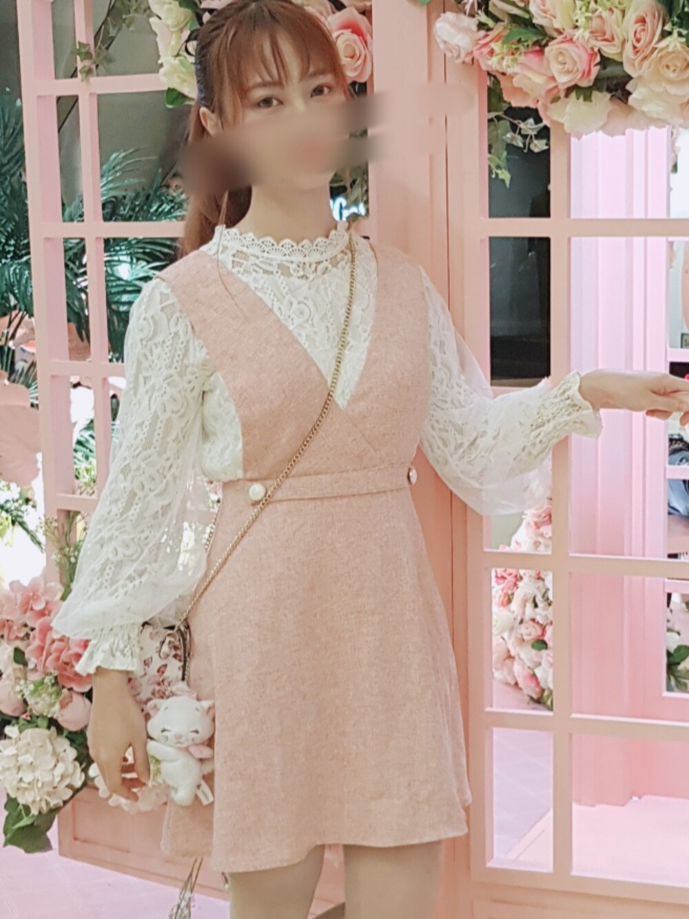 「disney、pink、ふりふり、レーストップス、レースブラウス、ロマンチック、ピンクコーデ、ディズニーコーデ」｜「pomeloのアイテム（スカート、ピンク系）」を使った、yemiさん（レディース・153cm）の春コーディネートの1枚目の写真