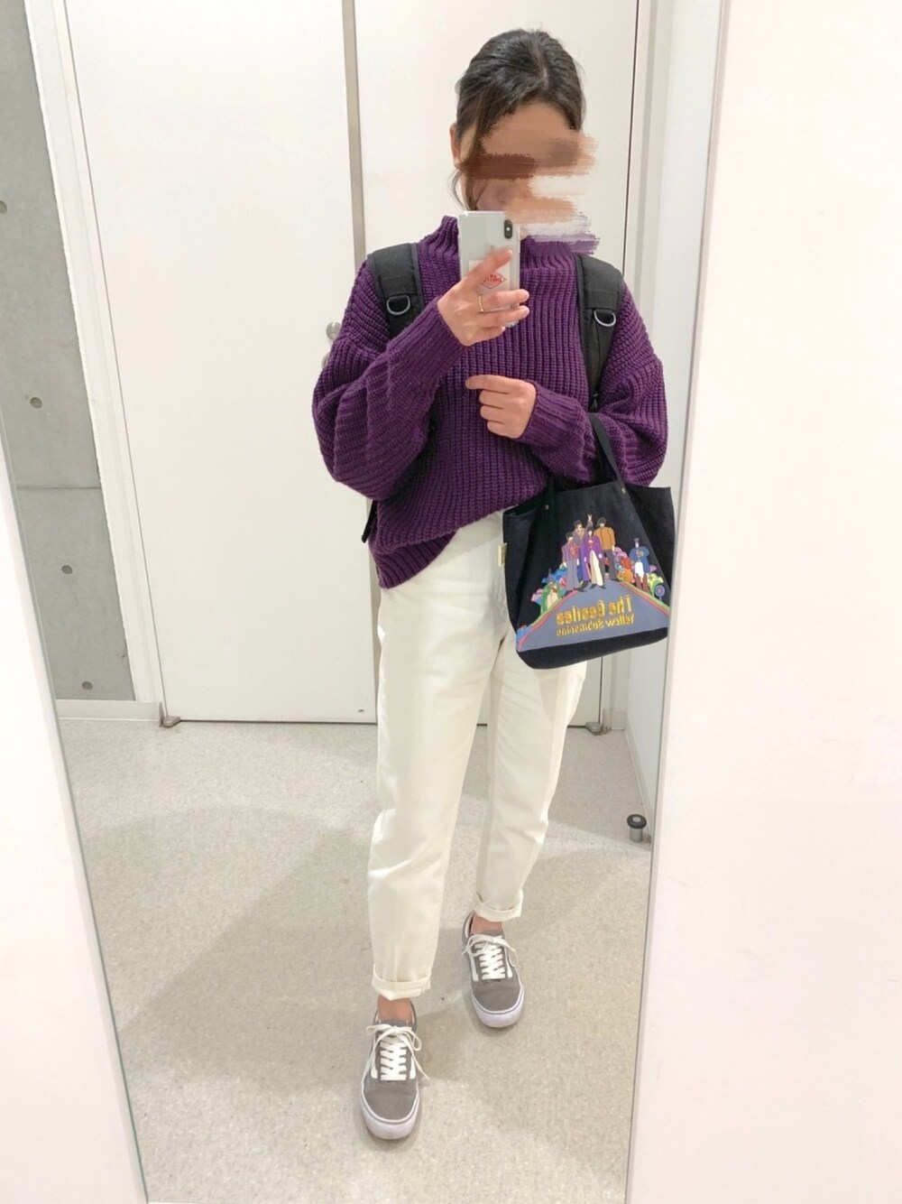 「今日のコーデ、スニーカーコーデ、冬春コーデ、シンプル、白デニムパンツ、ニット、Niko and…トートバッグ」｜「VANSのVANS ヴァンズ OLD SKOOL DX オールドスクール V36CL+　GRAY（スニーカー、グレー系）」を使った、ayaneさん（レディース・155cm）の春コーディネートの1枚目の写真