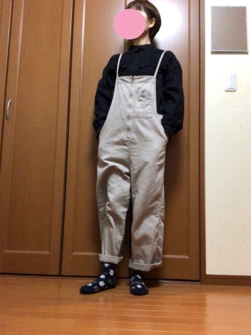 「アラフィフ、アラフィフコーデ、wcloset、サマンサモスモスブルー、サロペット、w closet、お仕事コーデ、ショートヘア」｜「Samansa Mos2 blueのECO DENIM サロペット（サロペット/オーバーオール、ベージュ系）」を使った、すずめさん（レディース・160cm）の春コーディネートの1枚目の写真