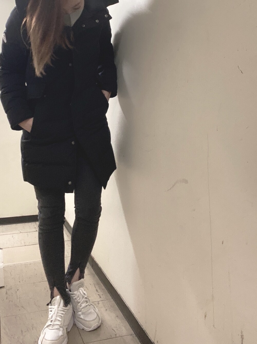 「冬、カジュアルコーデ、黒、着回しコーデ、白スニーカー、ママコーデ」｜「PyrenexのPYRENEX/ピレネックス　GRENOBLE JACKET/グルノーブルジャケット（ダウンジャケット/コート、ブラック系）」を使った、zaomomさん（レディース・155cm）の冬コーディネートの1枚目の写真