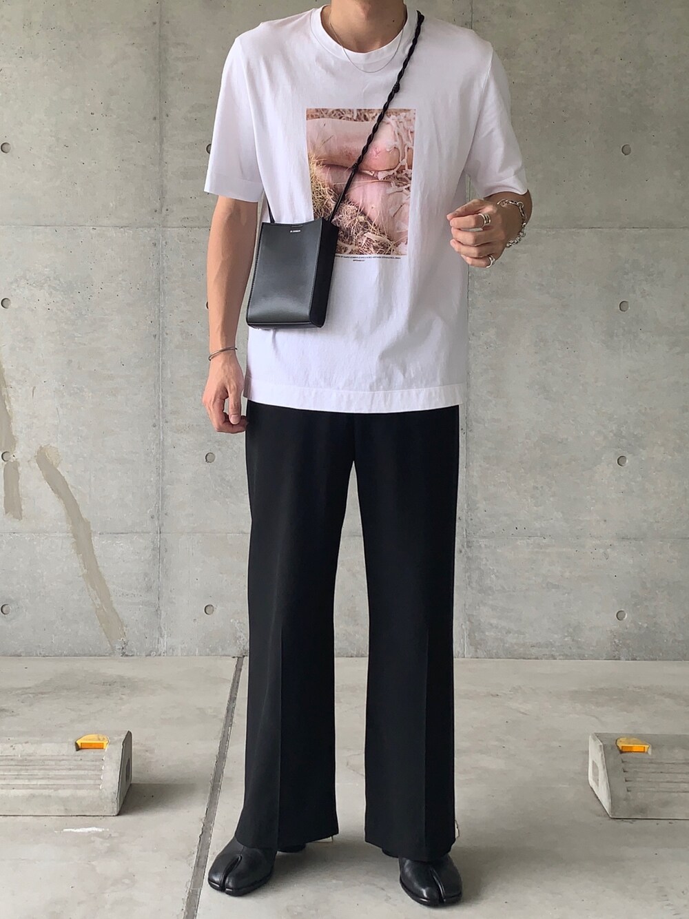 「夏コーデ、足袋ブーツ、ロゴT、プリントT、シルバーアクセサリー、おしゃれさんと繋がりたい、きれいめカジュアル、大人カジュアル、シンプルコーデ、夏だ！Tシャツ着よう！」｜「JIL SANDERの＜JIL SANDER（ジル サンダー）＞TANGLE SM バッグ ■■■（ショルダーバッグ、ブラック系）」を使った、Choi さん（メンズ・177cm）の夏コーディネートの1枚目の写真