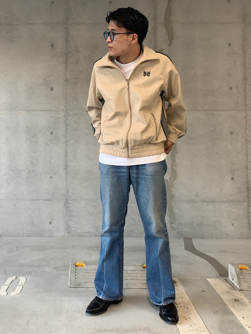 「ラブアンドピース2020、オトナカジュアル、おしゃれさんと繋がりたい、フレアデニム、フレアパンツ、トラックジャケット、パイソン柄、Uチップ、古着MIX、サングラス」｜「Needlesのアイテム（ジャケット/アウター、ベージュ系）」を使った、Choi さん（メンズ・177cm）の秋コーディネートの1枚目の写真