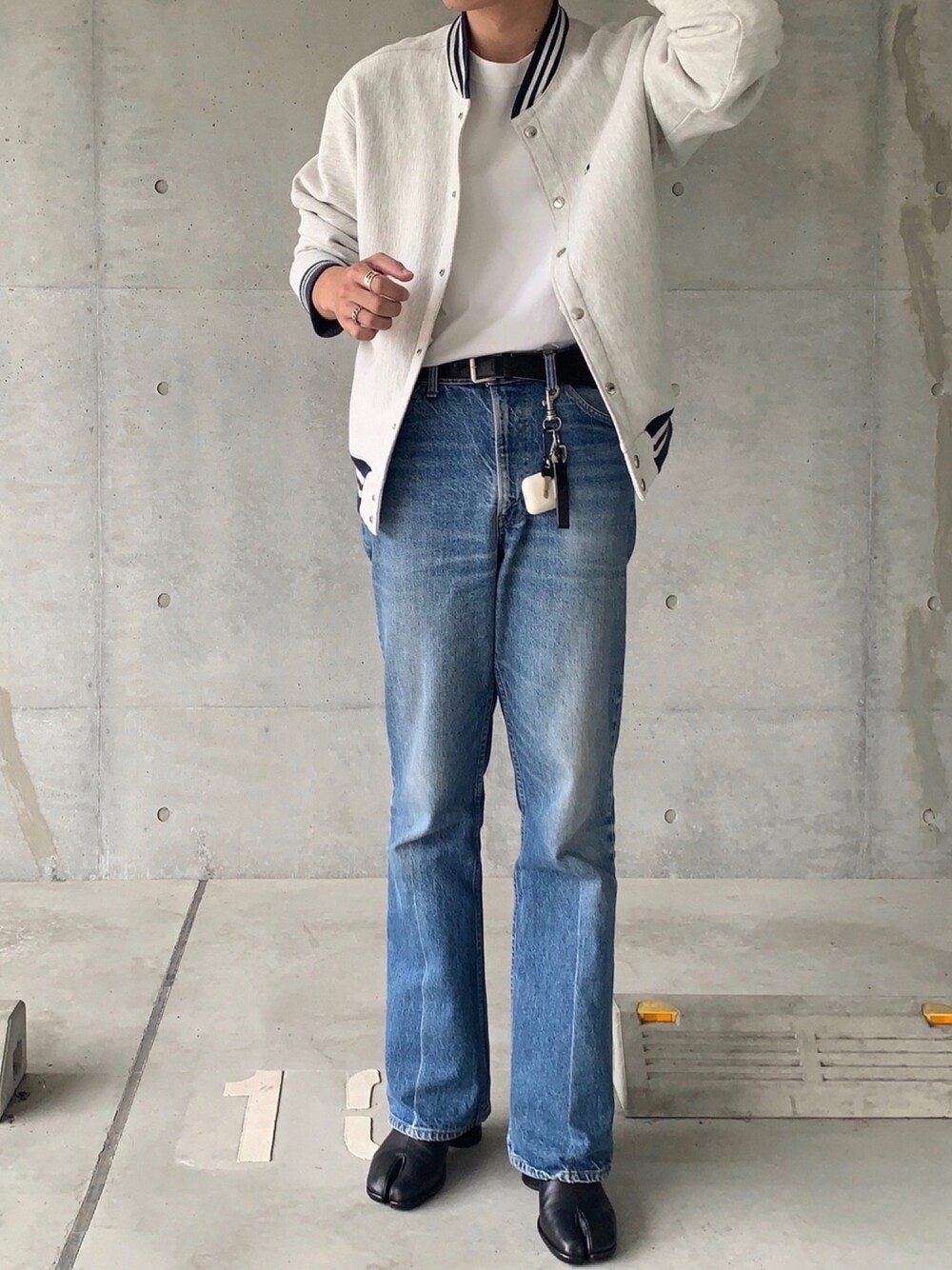 「おしゃれさんと繋がりたい、シンプル、秋コーデ、足袋ブーツ、フレアデニム、リーバイス646、Levis646、古着、ヴィンテージ、90’s」｜「A.P.C.のporte-clef tokyo（キーホルダー、ブラック系）」を使った、Choi さん（メンズ・177cm）の秋コーディネートの1枚目の写真