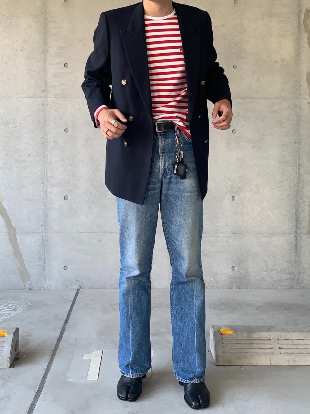 「秋服、フレアパンツ、フレアデニム、ダブルジャケット、足袋ブーツ、ヒールブーツ、Levis646、wearhalloween2020、大人カジュアル、古着」｜「A.P.C.のporte-clef tokyo（キーホルダー、ブラック系）」を使った、Choi さん（メンズ・177cm）の秋コーディネートの1枚目の写真