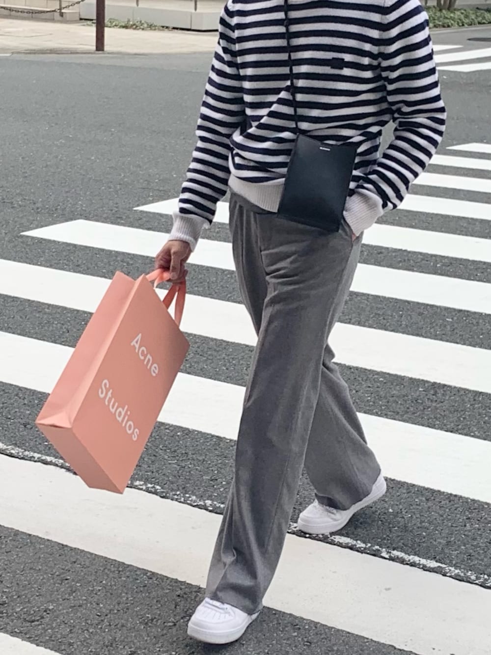 「秋コーデ、ボーダーニット、エアフォースワン、おしゃれさんと繋がりたい、グレーパンツ、冬コーデ、スニーカーコーデ、白スニーカー、大人カジュアル、シンプルコーデ」｜「JIL SANDERの＜JIL SANDER（ジル サンダー）＞TANGLE SM バッグ ■■■（ショルダーバッグ、ブラック系）」を使った、Choi さん（メンズ・177cm）の秋コーディネートの1枚目の写真