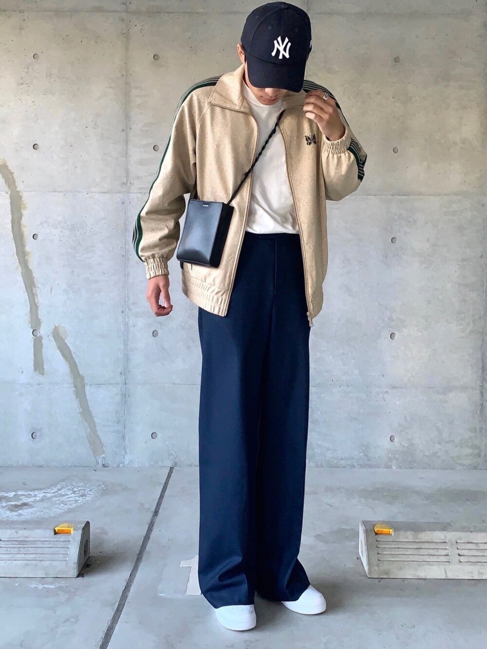 「カジュアルコーデ、秋コーデ、トラックジャケット、白スニーカー、エアフォースワン、AIR FORCE 1、休日コーデ、おしゃれさんと繋がりたい、ootd、ショルダーバッグ」｜「SUNSEAのアイテム（スラックス、ブルー系）」を使った、Choi さん（メンズ・177cm）の秋コーディネートの1枚目の写真