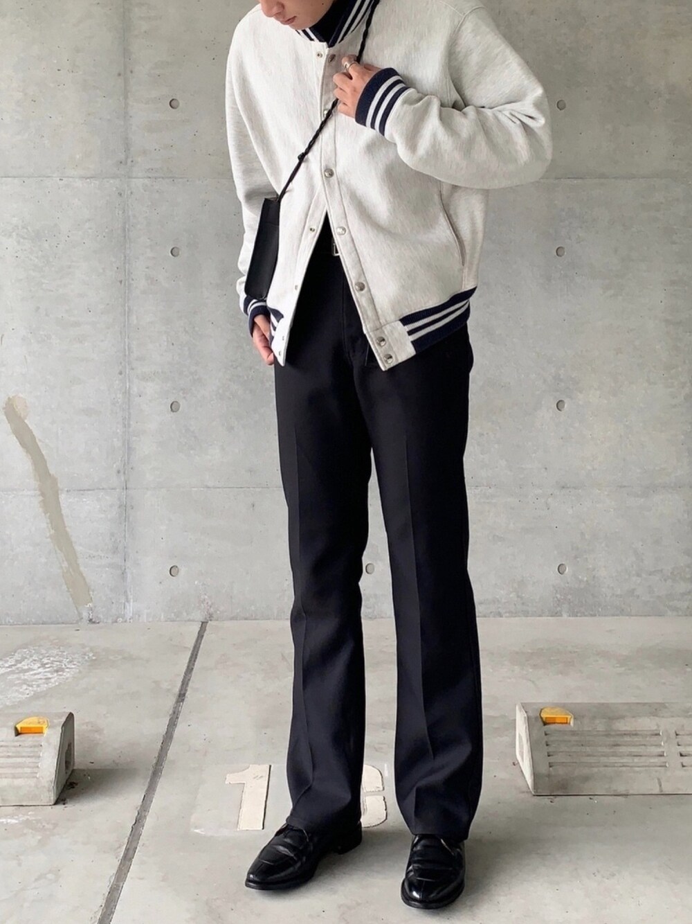 「古着、ヴィンテージ、リバースウィーブ、REVERSE WEAVE、ランチャーパンツ、ラングラー、Wrangler、秋コーデ、モノトーン、ショルダーバッグ」｜「JIL SANDERの＜JIL SANDER（ジル サンダー）＞TANGLE SM バッグ ■■■（ショルダーバッグ、ブラック系）」を使った、Choi さん（メンズ・177cm）の秋コーディネートの1枚目の写真