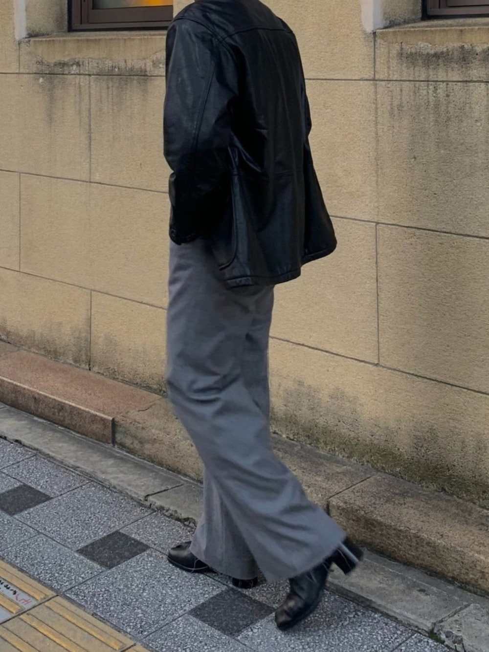 「レザージャケット、冬コーデ、足袋ブーツ、おしゃれさんと繋がりたい、グレーパンツ、モノトーンコーデ、ヴィンテージ、80s、古着、ワイドパンツ」｜「Midorikawaのアイテム（スラックス、グレー系）」を使った、Choi さん（メンズ・177cm）の秋コーディネートの1枚目の写真