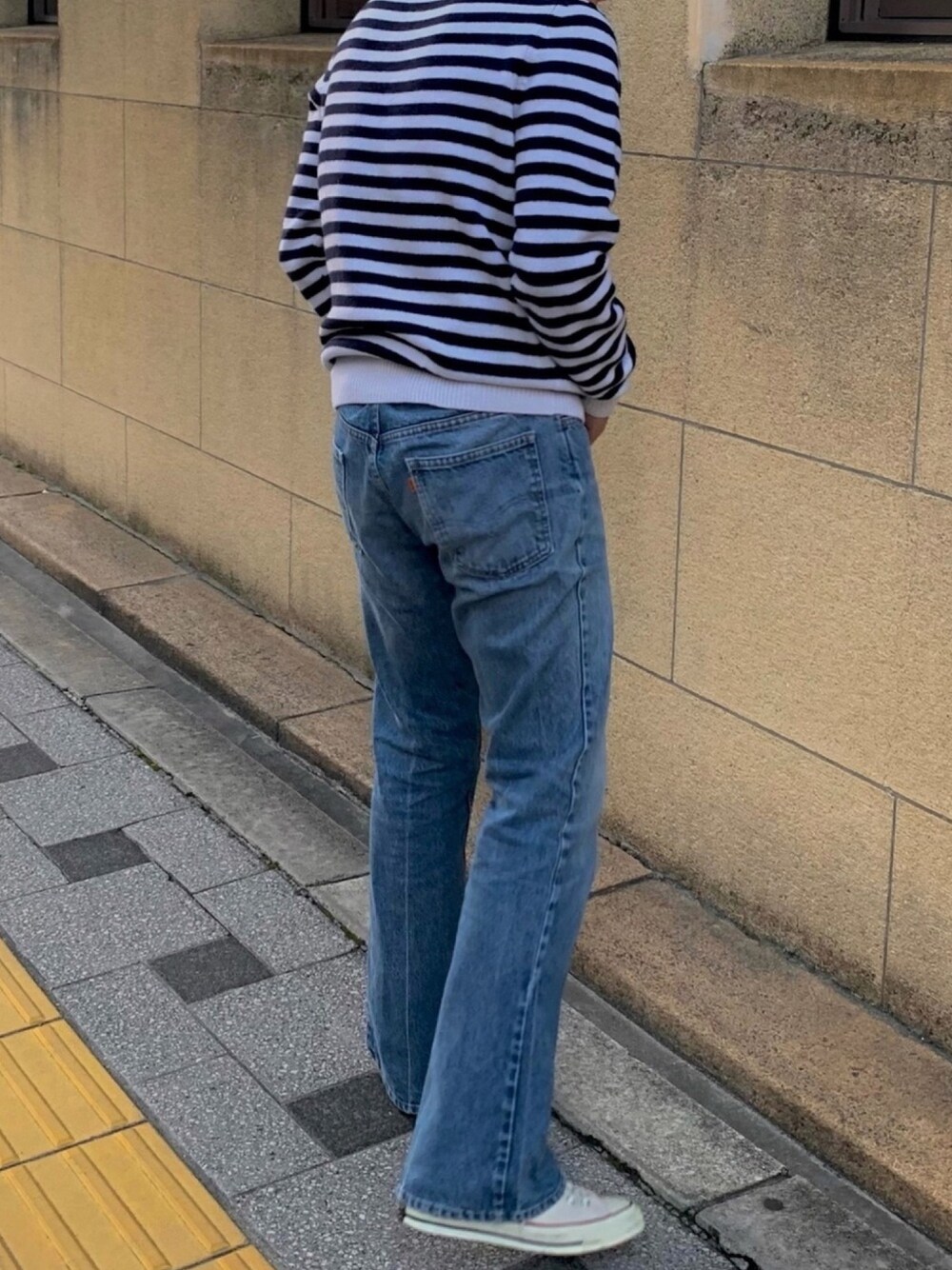 「秋冬コーデ、シンプル、休日スタイル、ct70、CT70s、フレアパンツ、フレアデニム、Levis646、スニーカーコーデ、ボーダーニット」｜「CONVERSEのアイテム（スニーカー、ベージュ系）」を使った、Choi さん（メンズ・177cm）の秋コーディネートの1枚目の写真
