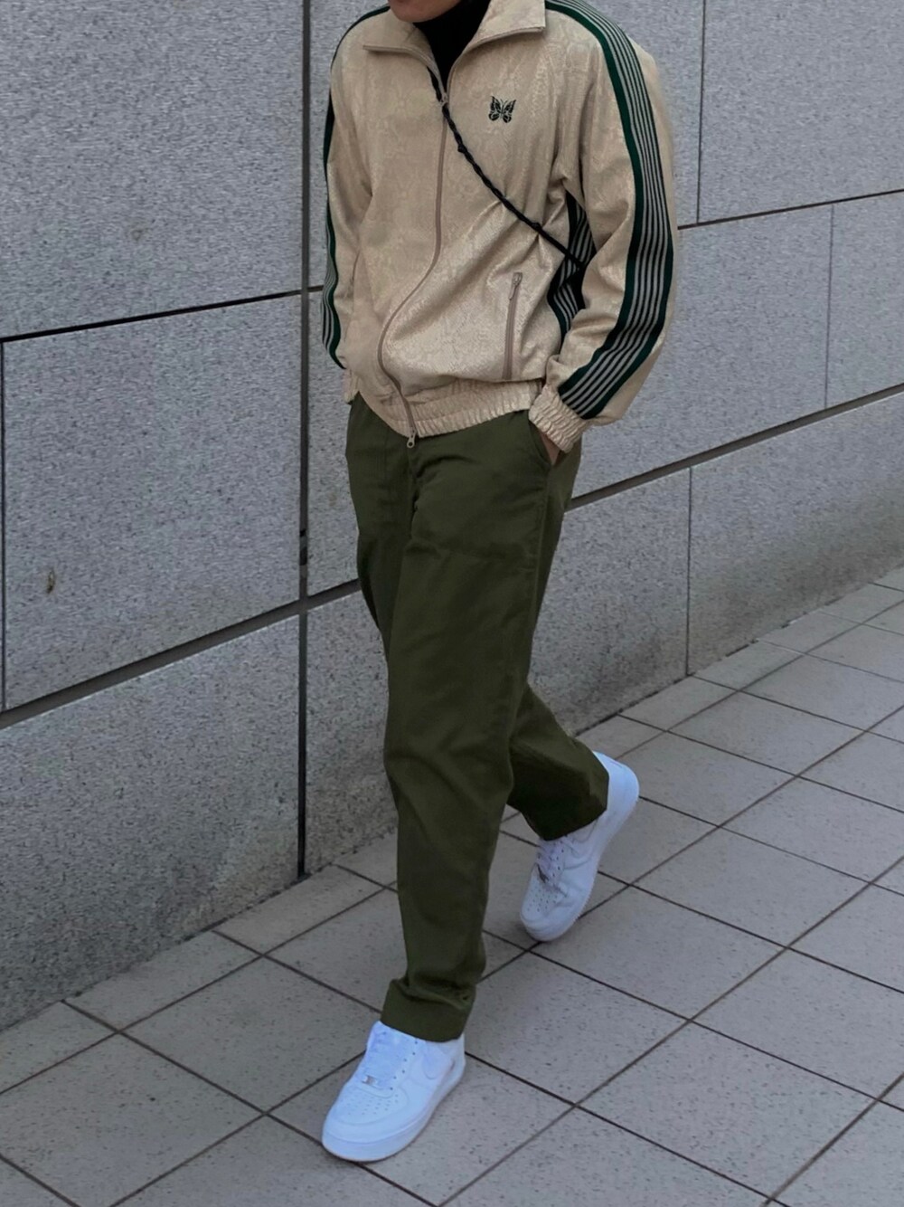 「休日スタイル、ラフ、トラックジャケット、白スニーカー、パイソン柄、おしゃれさんと繋がりたい、カジュアル、スニーカーコーデ、古着、ヴィンテージ」｜「Needlesのアイテム（ジャケット/アウター、ベージュ系）」を使った、Choi さん（メンズ・177cm）の冬コーディネートの1枚目の写真