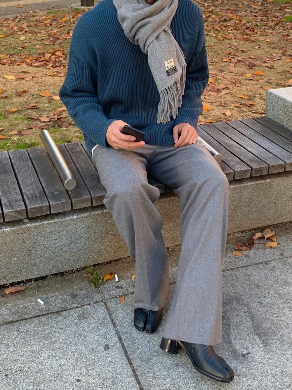 「マフラー、冬コーデ、足袋ブーツ、グレーパンツ、シンプルコーデ、大人カジュアル、おしゃれさんと繋がりたい、ワイドパンツ、ヒールブーツ、休日スタイル」｜「Acne StudiosのACNE STUDIOS CANADA マフラー（マフラー、グレー系）」を使った、Choi さん（メンズ・177cm）の冬コーディネートの1枚目の写真