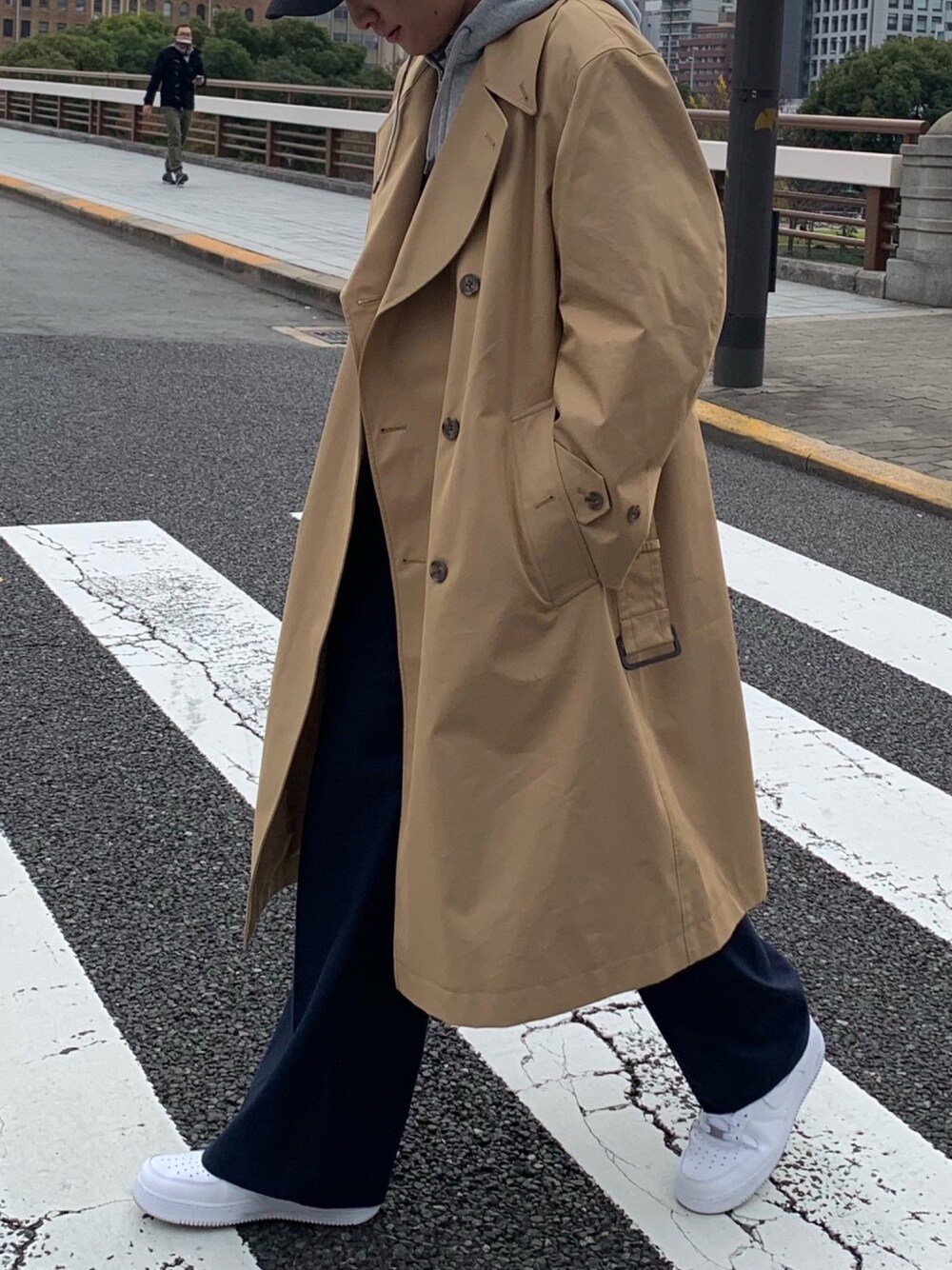 「トレンチコート、冬コーデ、白スニーカー、パーカー、カジュアル、年末WEAR感謝祭、おしゃれさんと繋がりたい、ニューエラ キャップ、ワイドパンツ」｜「UNIQLOのアイテム（トレンチコート、ベージュ系）」を使った、Choi さん（メンズ・177cm）の冬コーディネートの1枚目の写真