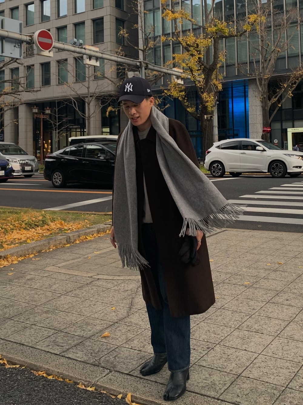 「年末WEAR感謝祭、冬コーデ、キャップ、足袋ブーツ、手袋、おしゃれさんと繋がりたい、デニムパンツ、いいね、save、フォローお願いします🤑」｜「Acne StudiosのACNE STUDIOS CANADA マフラー（マフラー、グレー系）」を使った、Choi さん（メンズ・177cm）の冬コーディネートの1枚目の写真