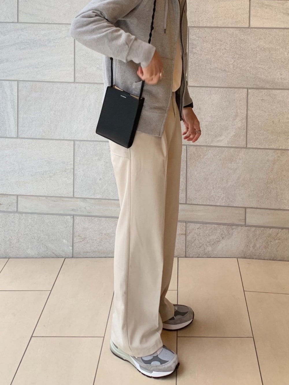 「白パンツ、おしゃれさんと繋がりたい、冬コーデ、newbalance992、きれいめカジュアル、スニーカー、ニューバランス992」｜「JIL SANDERの＜JIL SANDER（ジル サンダー）＞TANGLE SM バッグ ■■■（ショルダーバッグ、ブラック系）」を使った、Choi さん（メンズ・177cm）の冬コーディネートの1枚目の写真