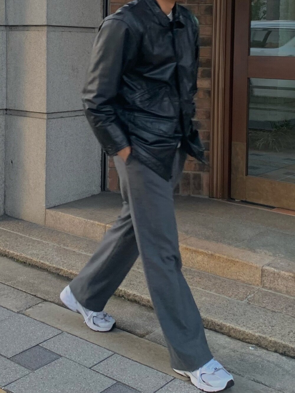 「おしゃれさんと繋がりたい、スニーカー、スニーカーコーデ、ホワイトスニーカー、レザージャケット、古着、古着MIX、冬コーデ、ラフコーデ」｜「NEW BALANCEのNEW BALANCE　MR530 / MEN（スニーカー、ホワイト系）」を使った、Choi さん（メンズ・177cm）の冬コーディネートの1枚目の写真