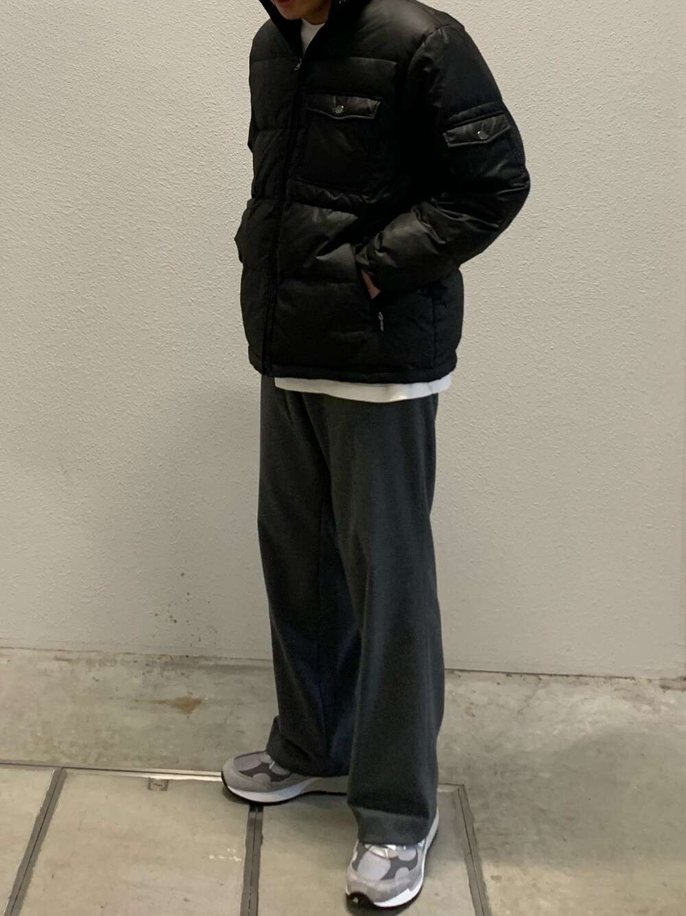 「ダウンジャケット、newbalance992、今日のコーデ、大人カジュアル、お洒落さんとつながりたい、スニーカーコーデ、スニーカー、グレーパンツ、ダウンコーデ、いいね、save、フォローお願いします🤑」｜「NEW BALANCEの【New Balance/ ニューバランス】 M992＃（スニーカー、グレー系）」を使った、Choi さん（メンズ・177cm）の冬コーディネートの1枚目の写真