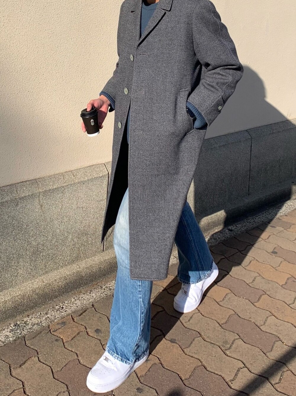 「私の推しブランド、シンプルコーデ、水色、白スニーカー、airforce1、フレアパンツ、フレアデニム、Levis646、古着、ヴィンテージ」｜「AURALEEの◇AURALEE/オーラリー スーパーファインウールリブニットビッグプルオーバー（ニット/セーター、ブルー系）」を使った、Choi さん（メンズ・177cm）の冬コーディネートの1枚目の写真