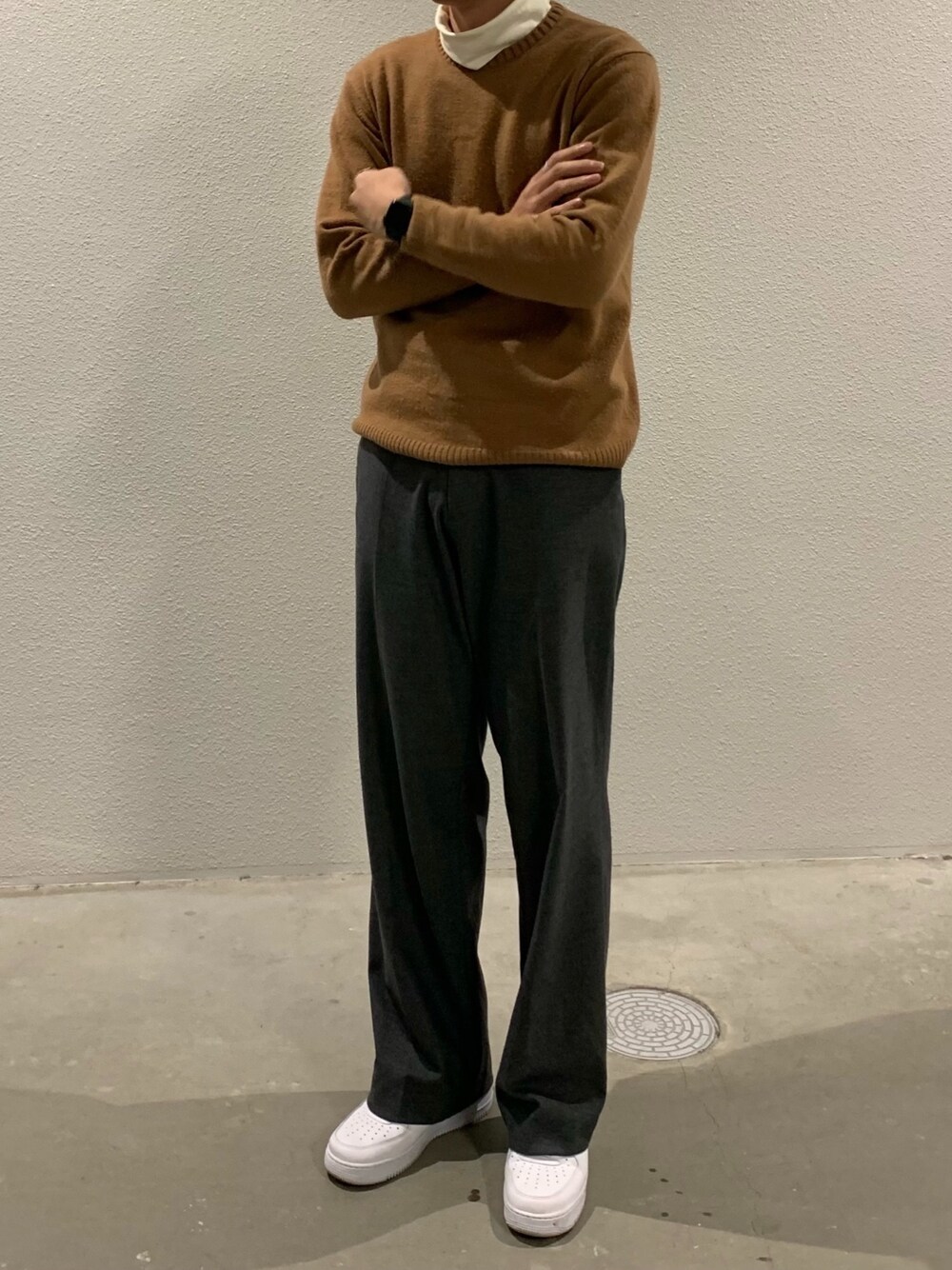 「大人カジュアル、タートルネック、白スニーカー、エアフォースワン、AIR FORCE 1、冬コーデ、おしゃれさんと繋がりたい、スニーカーコーデ、ootd」｜「NIKEのNIKE ナイキ エア フォース 1 LOW 07 メンズシューズ / NIKE AIR FORCE 1 '07 (AF1) 315122-111【SP】（スニーカー、ホワイト系）」を使った、Choi さん（メンズ・177cm）の冬コーディネートの1枚目の写真