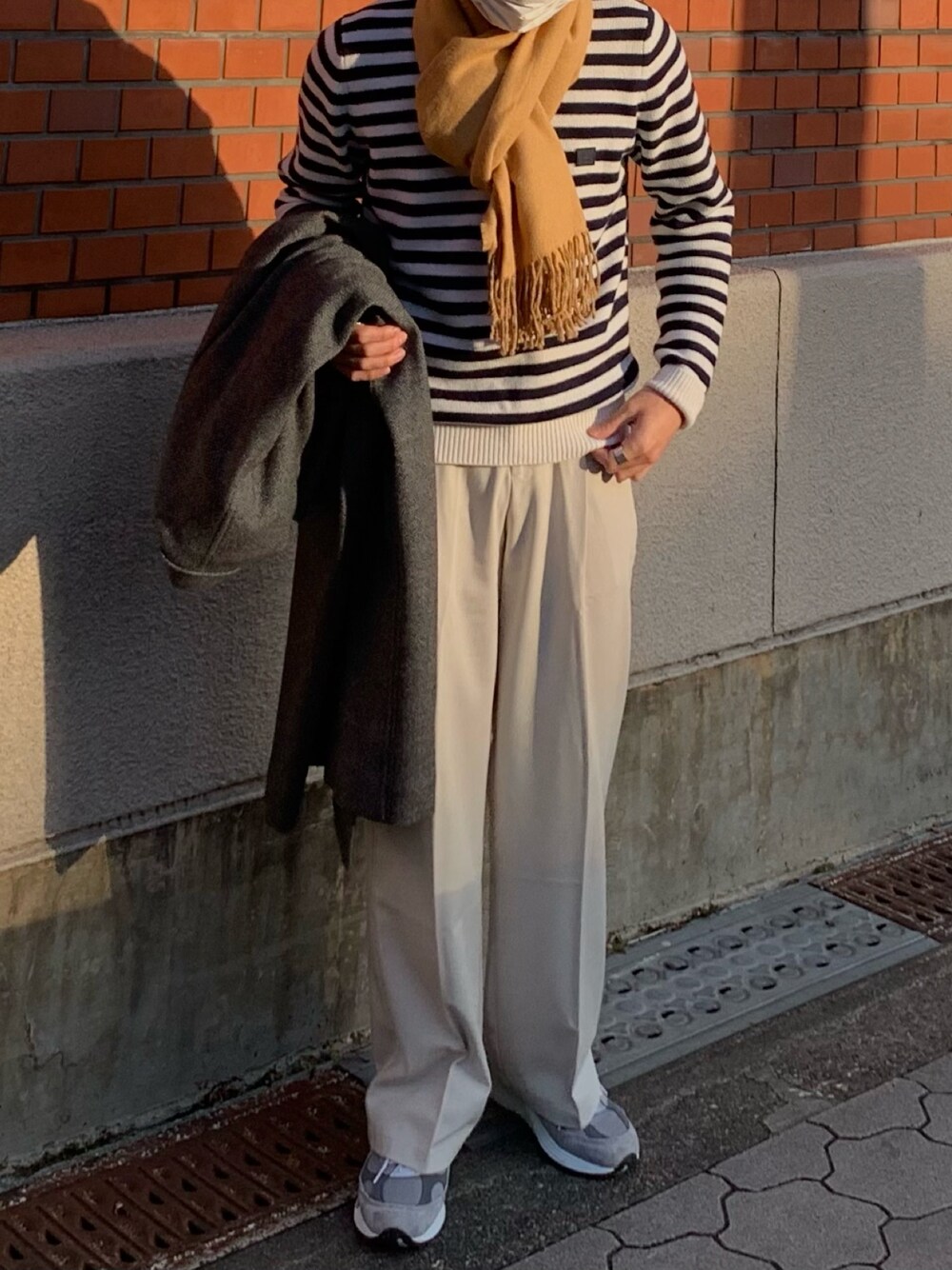 「大人カジュアル、今日のコーデ、おしゃれさんと繋がりたい、newbalance992、マフラー、白パンツ、スニーカーコーデ、ワイドパンツ、古着MIX、古着」｜「Acne Studiosのアイテム（ニット/セーター、ブルー系）」を使った、Choi さん（メンズ・177cm）の冬コーディネートの1枚目の写真