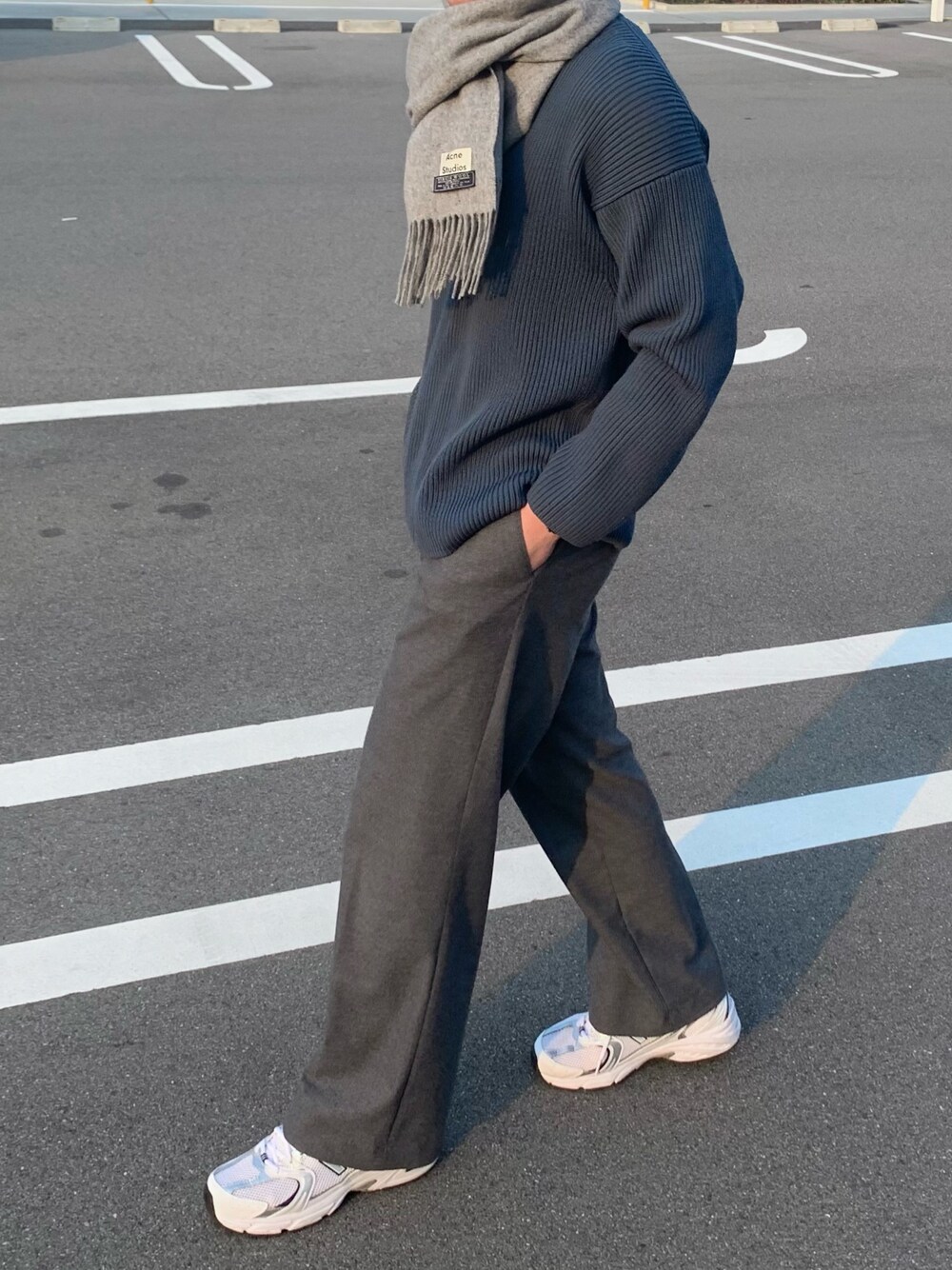 「チョコ色に染まれ、シンプル、ワイドパンツ、ラフコーデ、おしゃれさんと繋がりたい、大人カジュアル、水色、スニーカーコーデ、白スニーカー」｜「NEW BALANCEのNEW BALANCE　MR530 / MEN（スニーカー、ホワイト系）」を使った、Choi さん（メンズ・177cm）の冬コーディネートの1枚目の写真