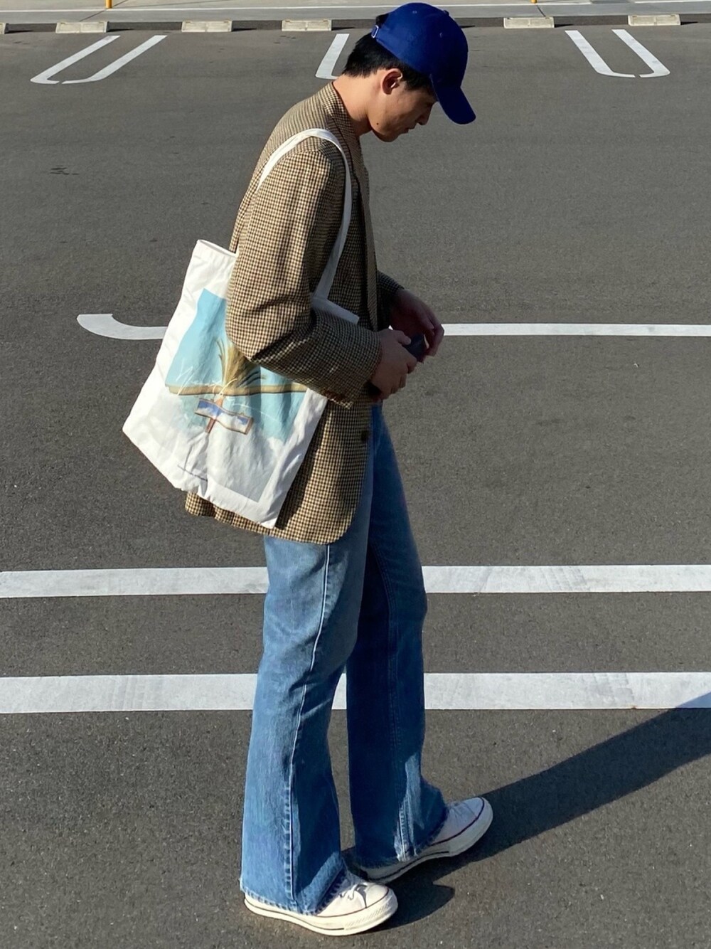 「春めきシューズ、Levis646、CT70s、休日コーデ、ラフ、フレアデニム、スニーカーコーデ、白スニーカー、きれいめカジュアル、ジャケットスタイル」｜「CONVERSEのアイテム（スニーカー、ホワイト系）」を使った、Choi さん（メンズ・177cm）の春コーディネートの1枚目の写真