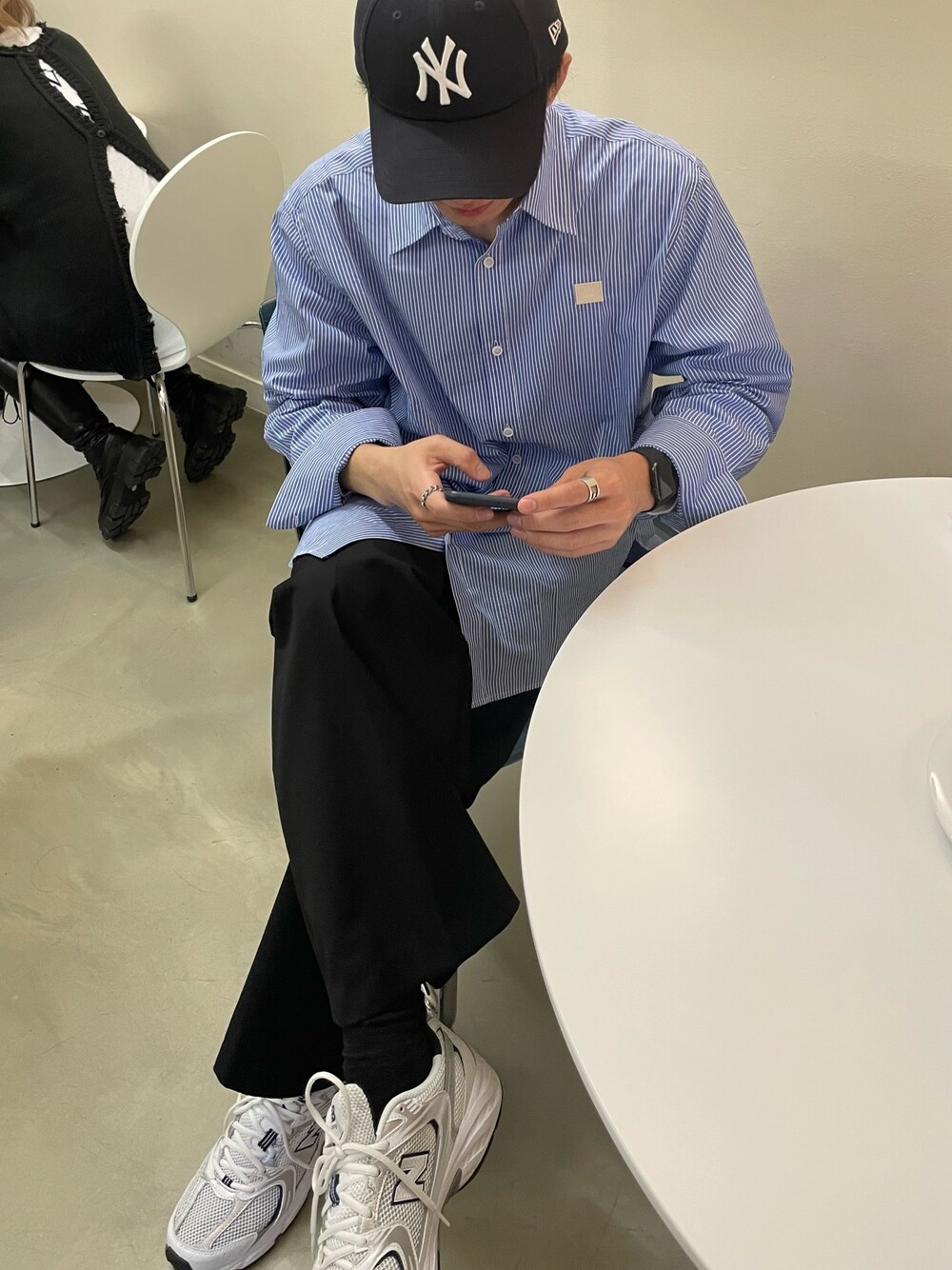 「ストライプシャツ、春シャツ、大人カジュアル、春コーデ、シャツコーデ、スニーカーコーデ、newbalance530、スラックス、韓国ファッション、韓国コーデ」｜「Acne Studiosのアイテム（シャツ/ブラウス、ブルー系）」を使った、Choi さん（メンズ・177cm）の春コーディネートの1枚目の写真