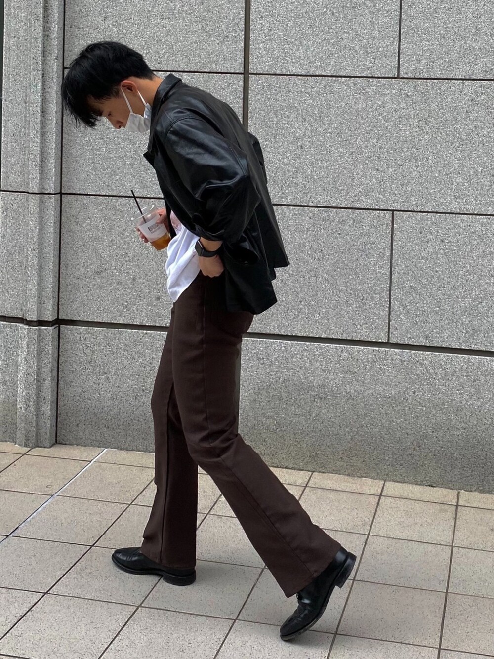 「春コーデ、レザージャケット、シンプルコーデ、フレアパンツ、スタプレ、古着MIX、街頭穿搭、街拍、街头搭配」｜「JIL SANDERのJIL SANDER T-shirts（Tシャツ/カットソー、ホワイト系）」を使った、Choi さん（メンズ・177cm）の春コーディネートの1枚目の写真
