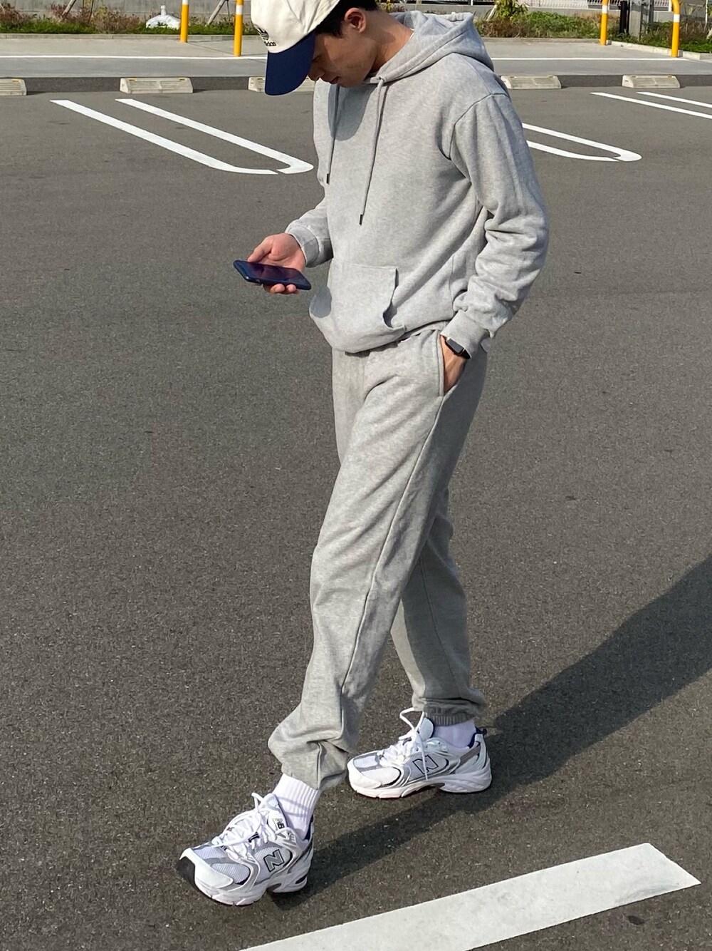 「スウェットパンツ、スウェット、スウェットコーデ、newbalance530、休日スタイル、ラフコーデ、スニーカーコーデ、春コーデ、スポーツmix」｜「NEW BALANCEのNEW BALANCE　MR530 / MEN（スニーカー、ホワイト系）」を使った、Choi さん（メンズ・177cm）の春コーディネートの1枚目の写真