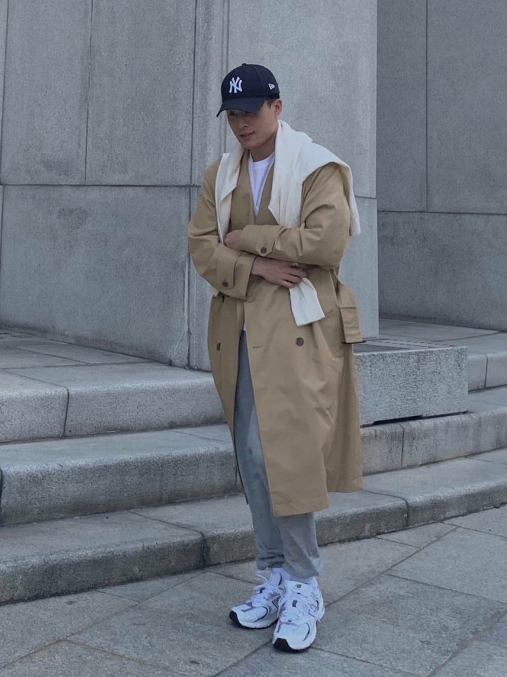 「これが私をアゲる服、トレンチコート、スニーカーコーデ、newbalance530、スウェットコーデ、ラフコーデ、ニット肩掛け、春コーデ、大人カジュアル」｜「NEW BALANCEのNEW BALANCE　MR530 / MEN（スニーカー、ホワイト系）」を使った、Choi さん（メンズ・177cm）の春コーディネートの1枚目の写真