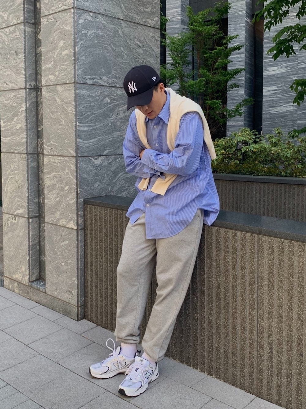 「これが私をアゲる服、夏コーデ、春コーデ、ストライプシャツ、スニーカーコーデ、白スニーカー、AcneStudios、大人カジュアル、ラフコーデ、ニット肩掛け」｜「Acne Studiosのアイテム（シャツ/ブラウス、ブルー系）」を使った、Choi さん（メンズ・177cm）の春コーディネートの1枚目の写真