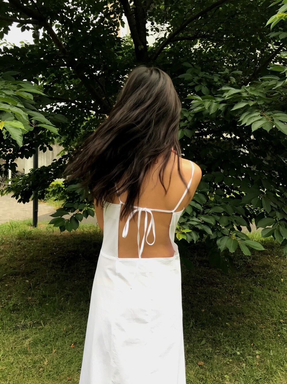 「夏コーデ、シンプル、ロングドレス、白、夏、ドレス、大人カジュアル、大人コーデ、かわいい、white」｜「Muli Muのアイテム（ドレス、ホワイト系）」を使った、muli muさん（レディース・160cm）の夏コーディネートの1枚目の写真