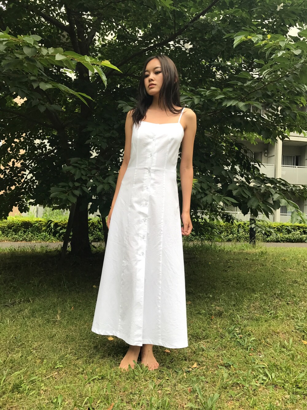 「夏コーデ、シンプル、大人コーデ、白、ドレス、大人カジュアル、ロングドレス」｜「Muli Muのアイテム（ドレス、ホワイト系）」を使った、muli muさん（レディース・160cm）の夏コーディネートの1枚目の写真