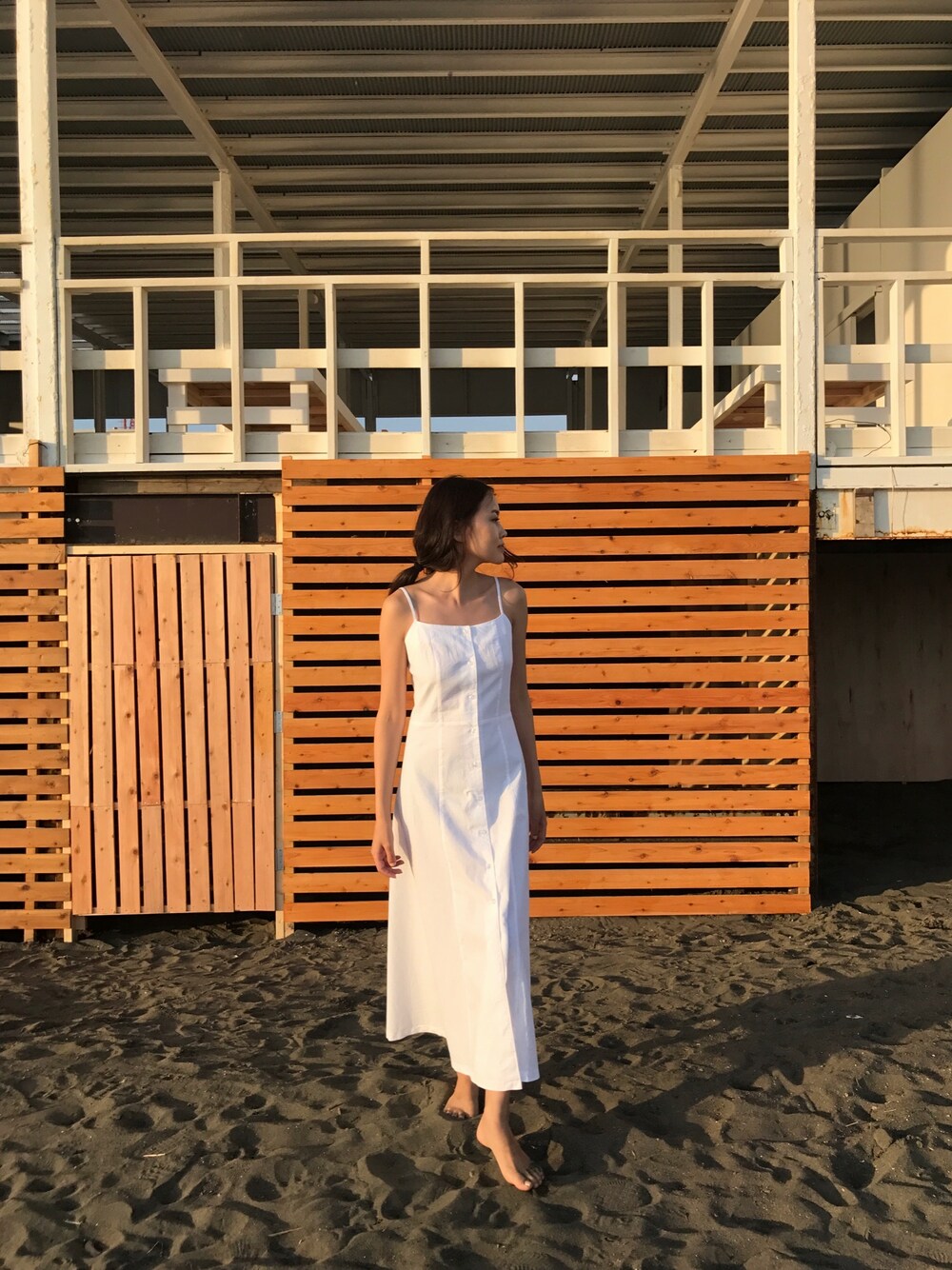 「summer、夏コーデ、シンプルコーデ、白、ロングドレス、ドレス、かわいい、シンプル、海、女性らしい」｜「Muli Muのアイテム（ドレス、ホワイト系）」を使った、muli muさん（レディース・161cm）の夏コーディネートの1枚目の写真