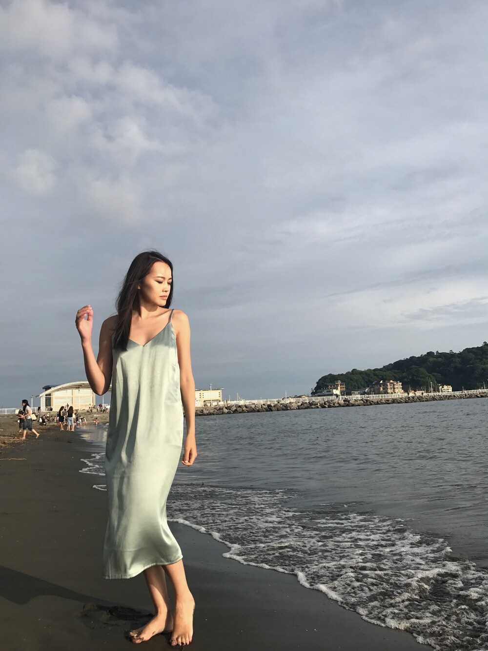 「シンプル、夏コーデ、シルク、ドレス、シルクドレス、グレー、グリーン、夏、大人シンプル、大人コーデ」｜「Muli Muのアイテム（ドレス、その他）」を使った、muli muさん（レディース・160cm）の夏コーディネートの1枚目の写真