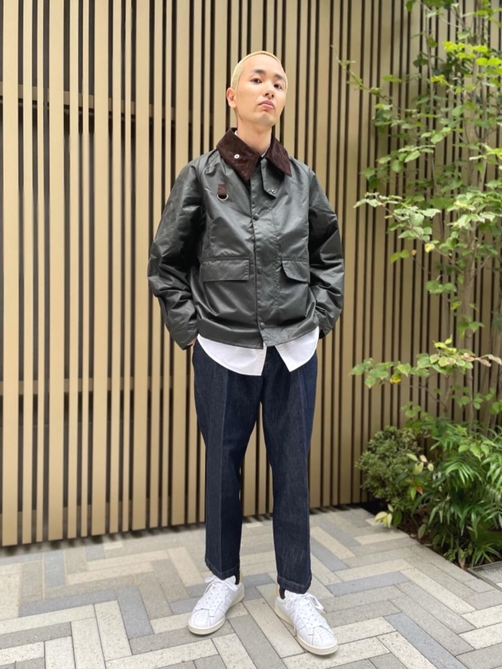 「スニーカー、アウター、トレンド、シューズ、デニムパンツ、シャツ/ブラウス、RECOMMEND  ITEM STYLING、EXCLUTIVE ITEM STYLE、ベーシック/トラッド、ぱんつ」｜「BEAUTY&YOUTH UNITED ARROWSのBY ハイツイスト デニム 5P スタンダード -MADE IN JAPAN-（デニムパンツ、ブルー系）」を使った、Ryo Sudaさん（メンズ・172cm）の秋コーディネートの1枚目の写真
