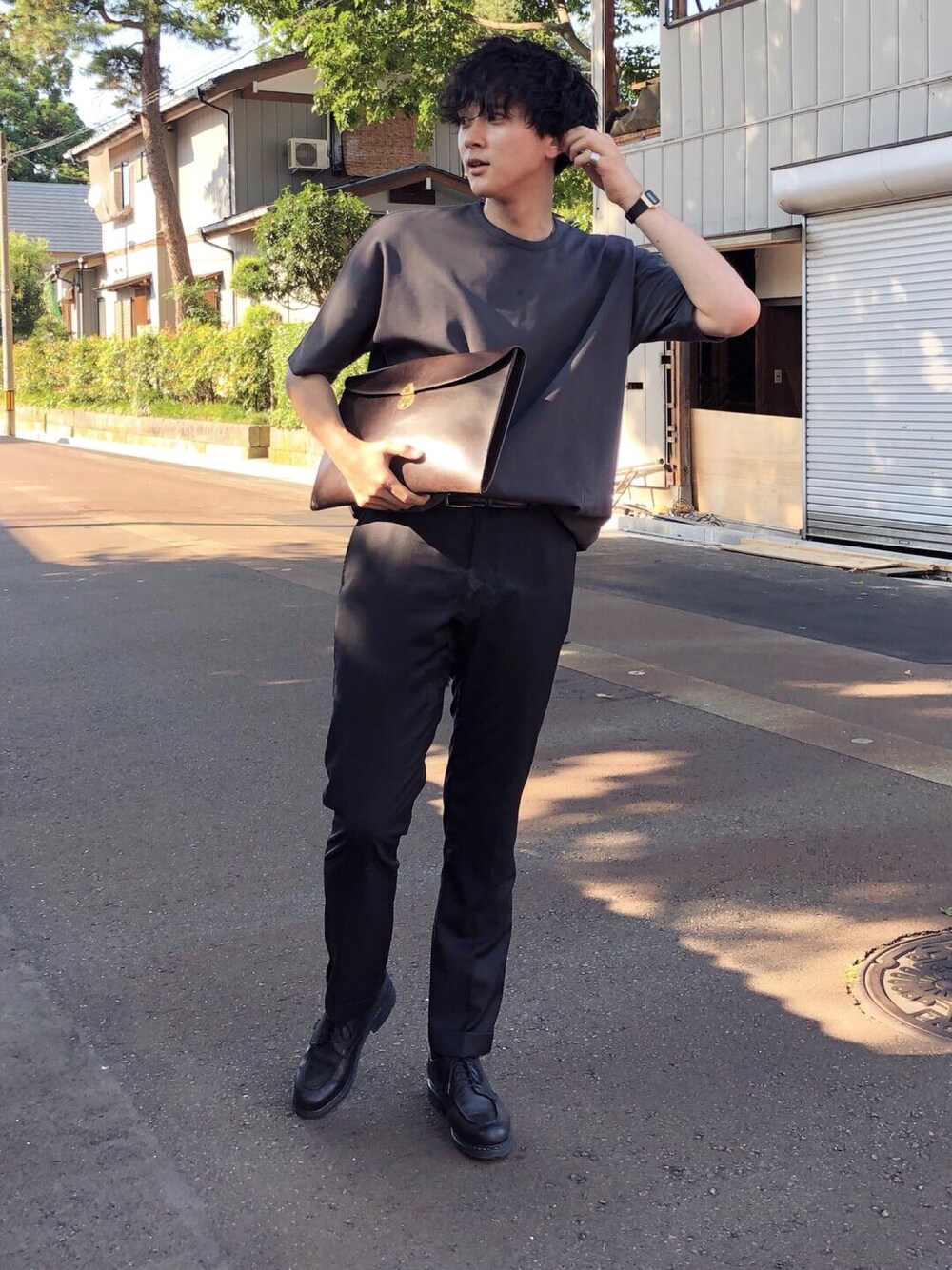 「夏コーデ、おしゃれさんと繋がりたい、シンプルコーデ、オトナカジュアル、黒、ブラック、ビッグシルエット、ブラックコーデ、タックイン、革靴」｜「08sircusのアイテム（Tシャツ/カットソー、グレー系）」を使った、Yumaさん（メンズ・182cm）の夏コーディネートの1枚目の写真