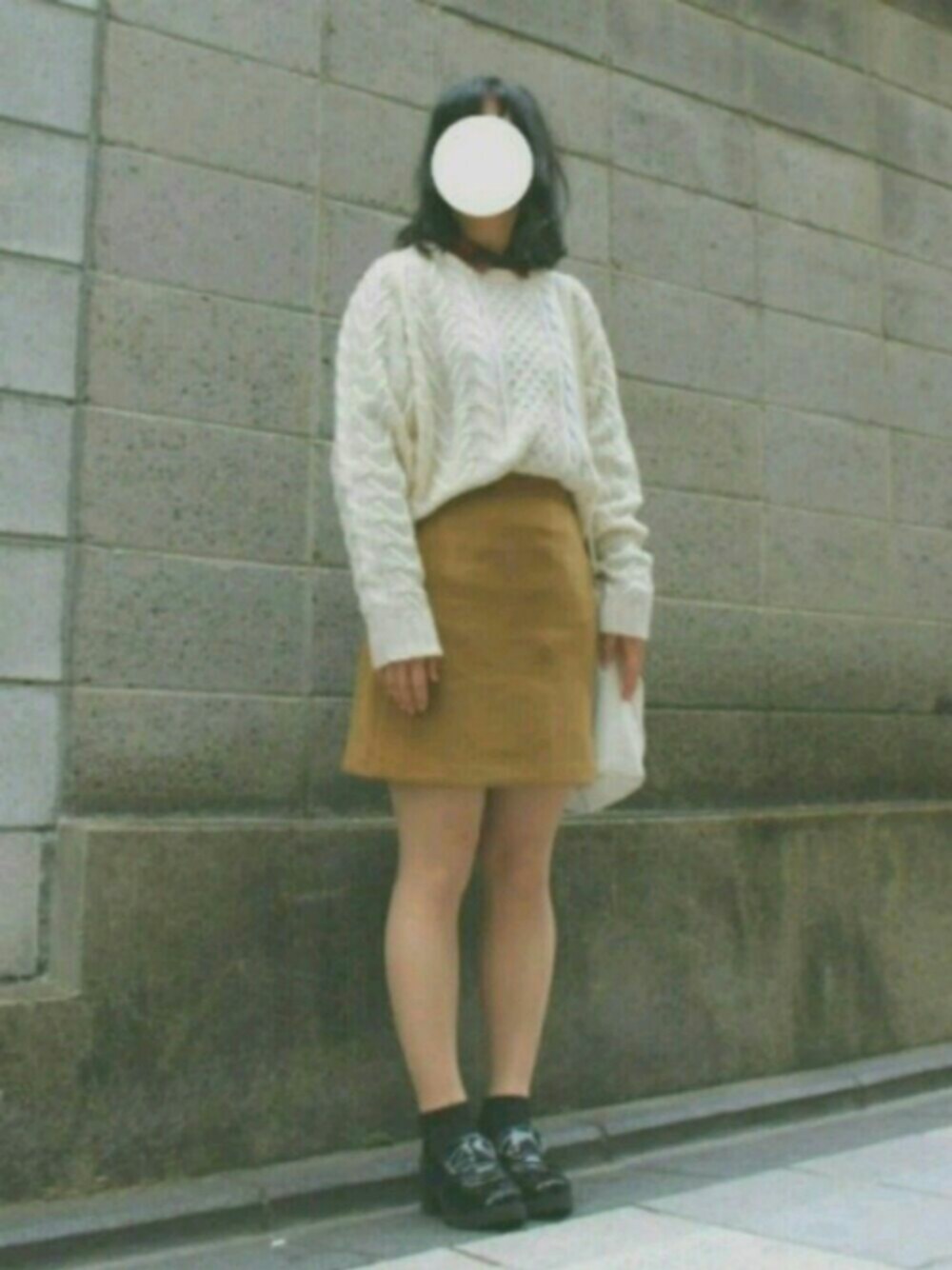 「秋のコーデ、台形ｽｶｰﾄ、白ニット、ローファー」｜「BACK NUMBERの【BACK NUMBER】ケーブルボリュームショートプルオーバー（ニット/セーター、ホワイト系）」を使った、saaakiさん（レディース・156cm）の冬コーディネートの1枚目の写真