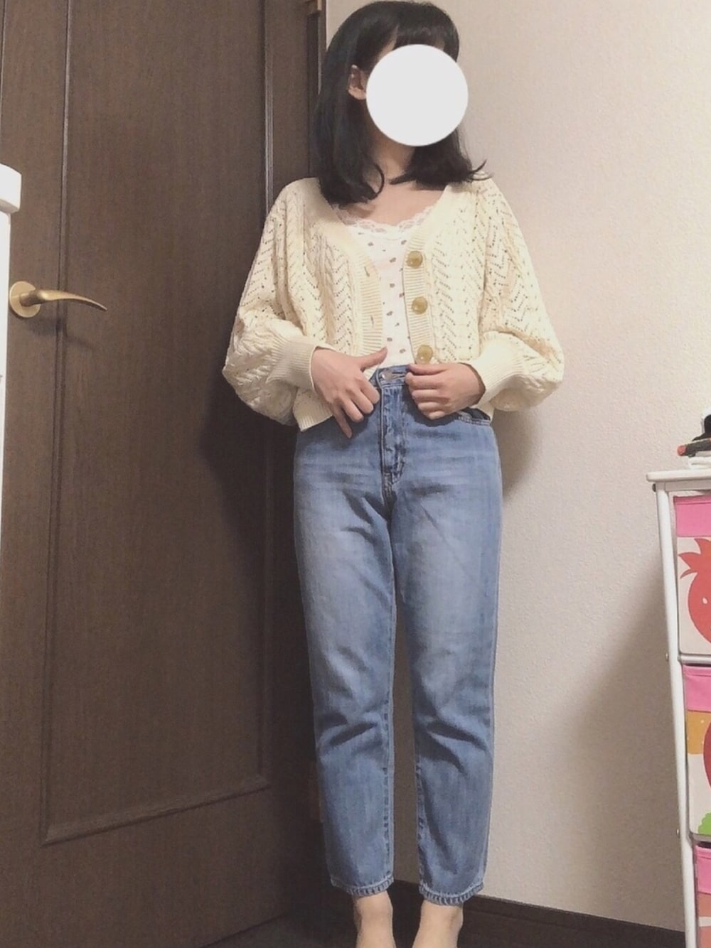 「平成最後のWEARISTAセンバツ、カジュアル、春コーデ、テーパードパンツ、カーディガン、花柄キャミソール、薄色デニム、ハイウエストデニム」｜「niko and...のオリジナルテーパードデニムパンツ【niko and ...】（デニムパンツ、ブルー系）」を使った、saaakiさん（レディース・156cm）の春コーディネートの1枚目の写真