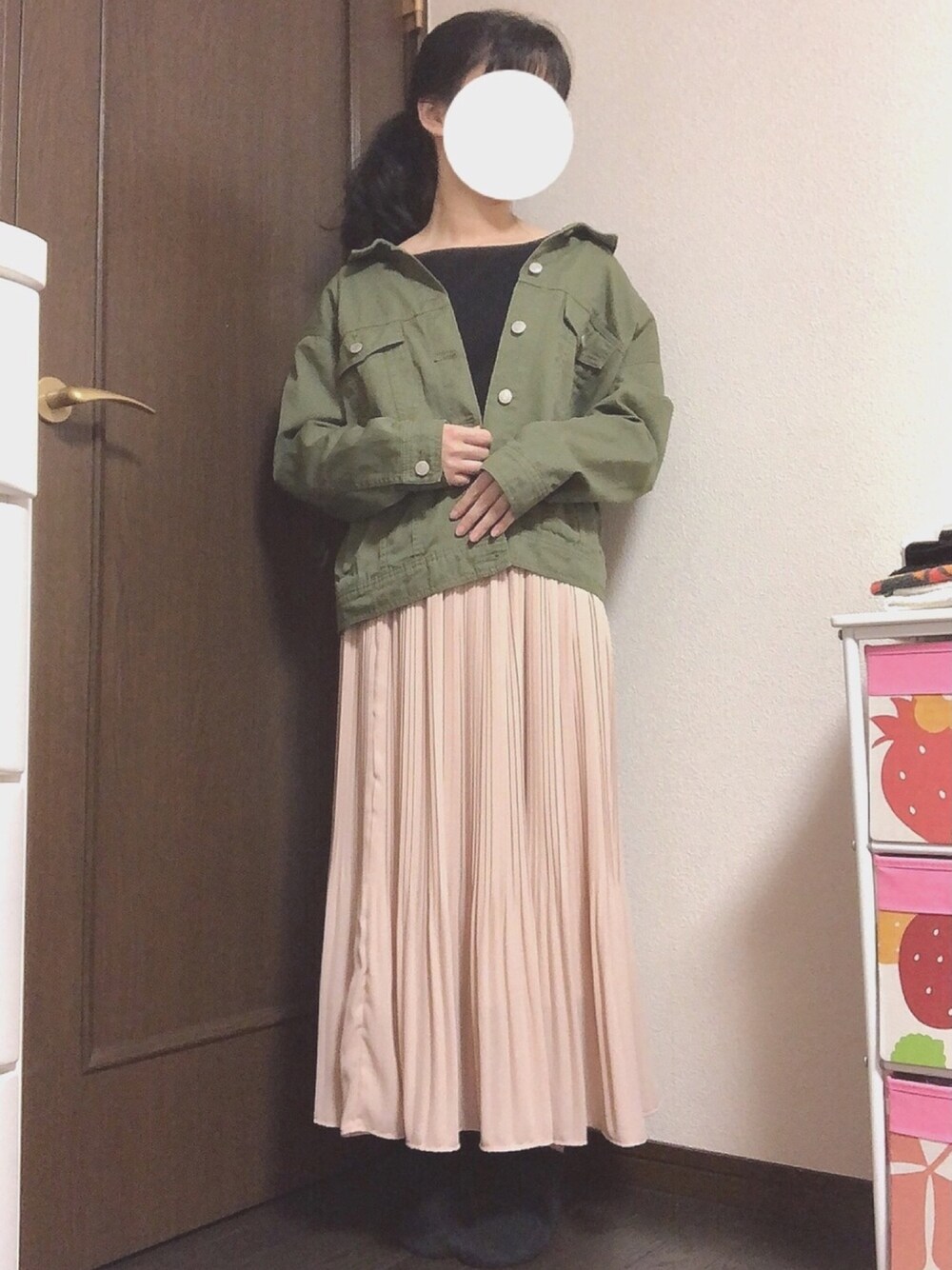 「春コーデ、カジュアルコーデ、プリーツスカート、ロングスカート、カーキアウター、令和ピンクを纏え」｜「GUのアイテム（Tシャツ/カットソー、ブラック系）」を使った、saaakiさん（レディース・156cm）の春コーディネートの1枚目の写真