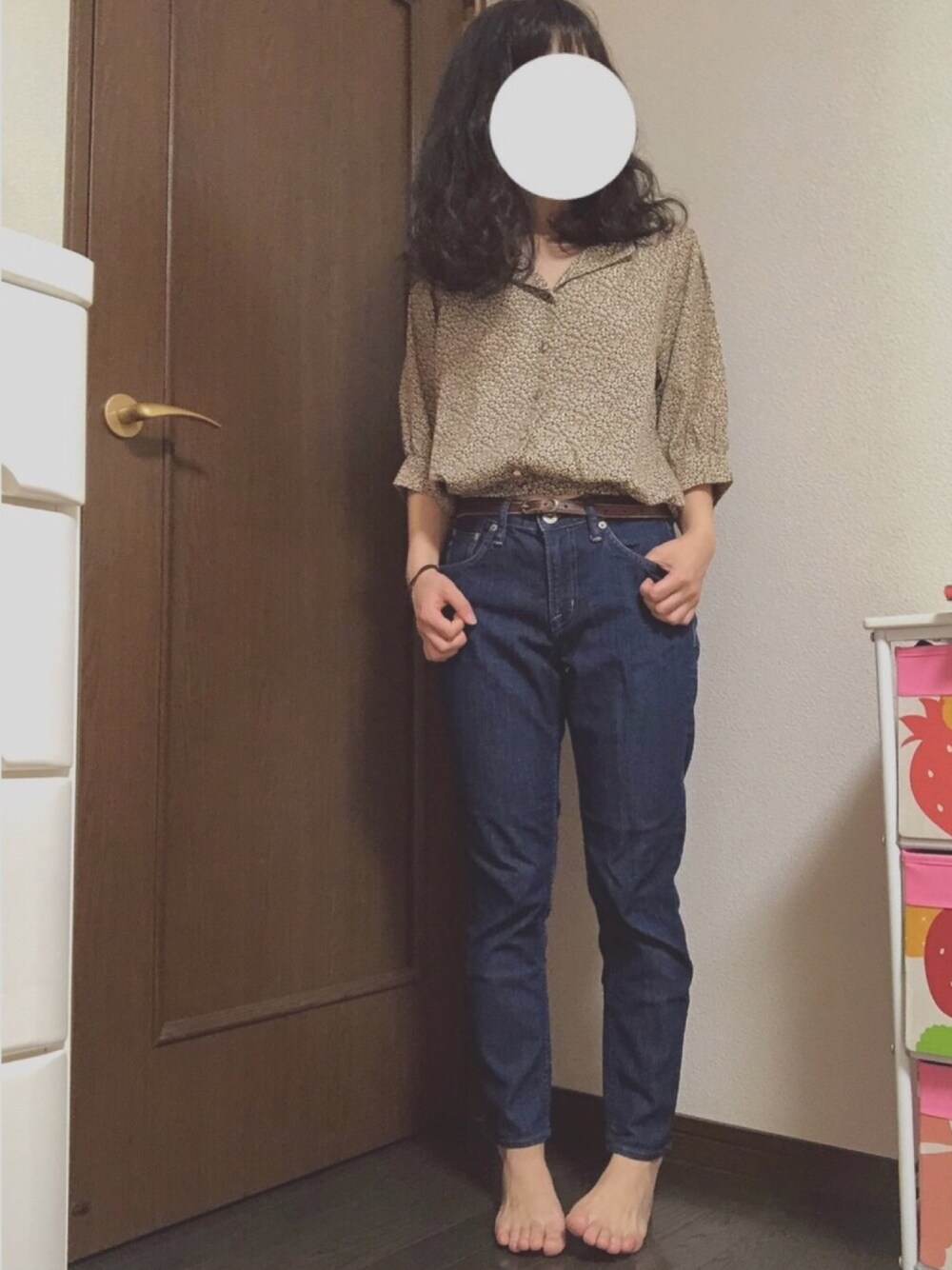 「花柄ブラウス、開襟シャツ、テーパードパンツ、レトロコーデ、初夏」｜「tiptopの開襟半袖ブラウス（シャツ/ブラウス、イエロー系）」を使った、saaakiさん（レディース・155cm）の夏コーディネートの1枚目の写真
