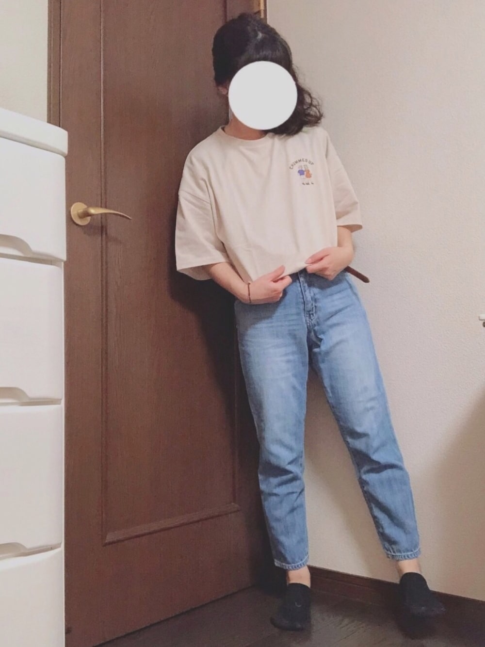 「レトロ、バックプリント、５分袖、Tシャツ、テーパードパンツ、Tシャツ×デニム、夏だ！Tシャツ着よう！」｜「tiptopのバーサスキッズビッグTee（Tシャツ/カットソー、ベージュ系）」を使った、saaakiさん（レディース・157cm）の夏コーディネートの1枚目の写真