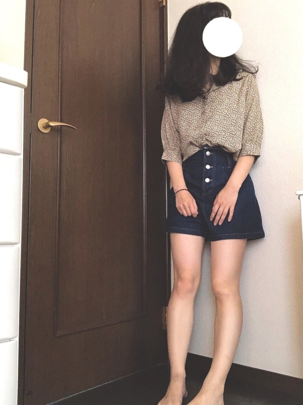 「夏コーデ、デニム、ショートパンツ、花柄トップス、ハイウエスト、オープンカラーシャツ」｜「tiptopの開襟半袖ブラウス（シャツ/ブラウス、イエロー系）」を使った、saaakiさん（レディース・157cm）の夏コーディネートの1枚目の写真