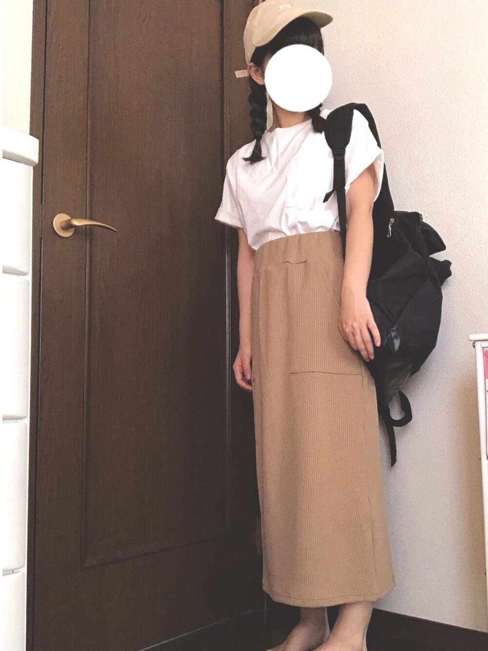 「リブスカート、タイトスカート、白Tシャツ、ベージュ、キャップ、リュック」｜「OLIVE des OLIVEのアイテム（スカート、ベージュ系）」を使った、saaakiさん（レディース・157cm）の夏コーディネートの1枚目の写真