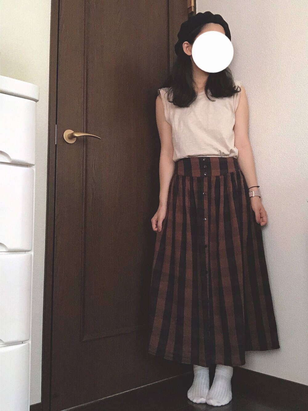 「秋のカフェオレコーデ、秋先取りコーデ、チェックスカート、フロントボタン、ロングスカート、ノースリーブ、ベレー帽、ブラウンコーデ」｜「Right-onの【BACK NUMBER】サスツキ前ボタンスカート（スカート、ブラウン系）」を使った、saaakiさん（レディース・157cm）の秋コーディネートの1枚目の写真
