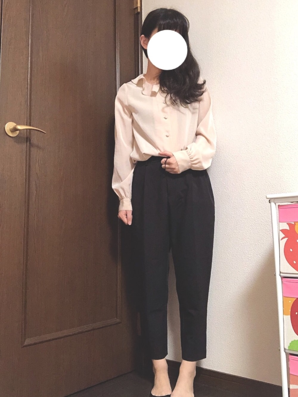 「オフィスカジュアル、キレイめ、ブラウス、フリルブラウス、テーパードパンツ、スラックス、ピンクベージュ」｜「INGNIのサッシュ付きテーパードパンツ/レディースパンツ-2017AW-（その他パンツ、ブラック系）」を使った、saaakiさん（レディース・157cm）の秋コーディネートの1枚目の写真