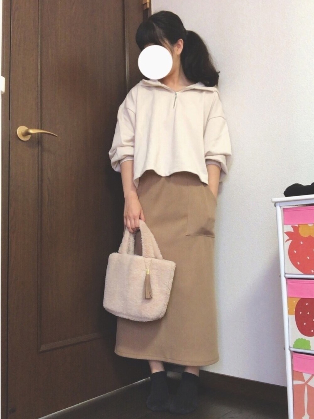 「アノラックパーカー、パーカー、ニットスカート、タイトスカート、ベージュコーデ、ファーバッグ、秋コーデ」｜「OLIVE des OLIVEのアイテム（スカート、ベージュ系）」を使った、saaakiさん（レディース・157cm）の秋コーディネートの1枚目の写真